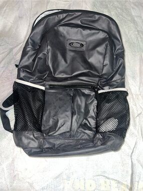Oakley Charcoal Gray Men's Backpack with Mesh Side Pockets